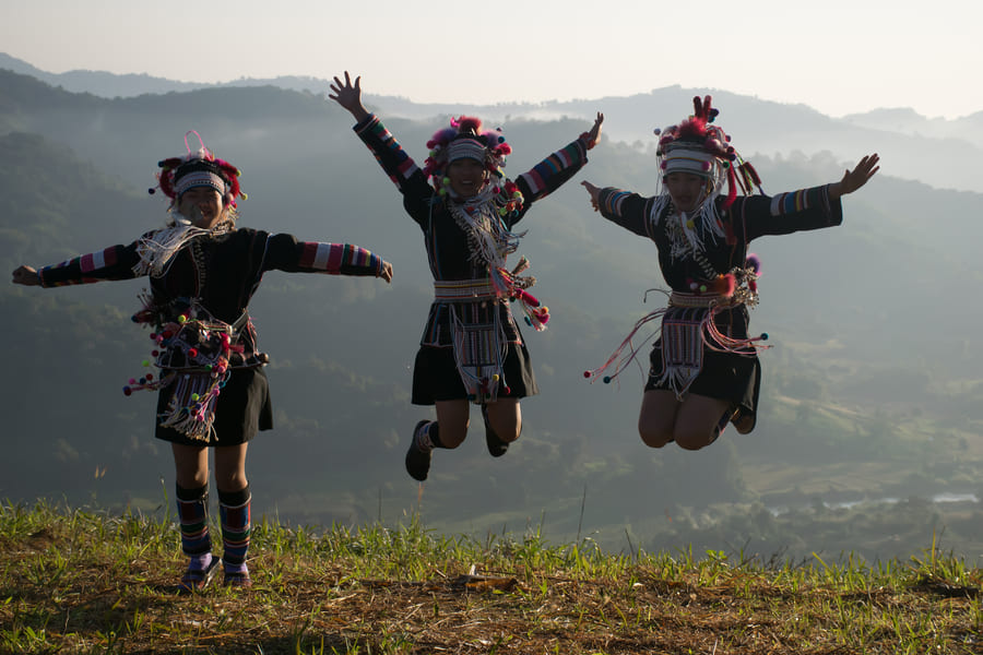 Hoimbres de Akha en trajes tipicos chinos Saltando