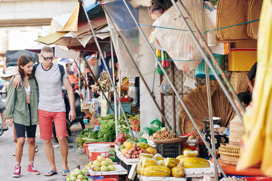 Turista caminando por mercado Chino